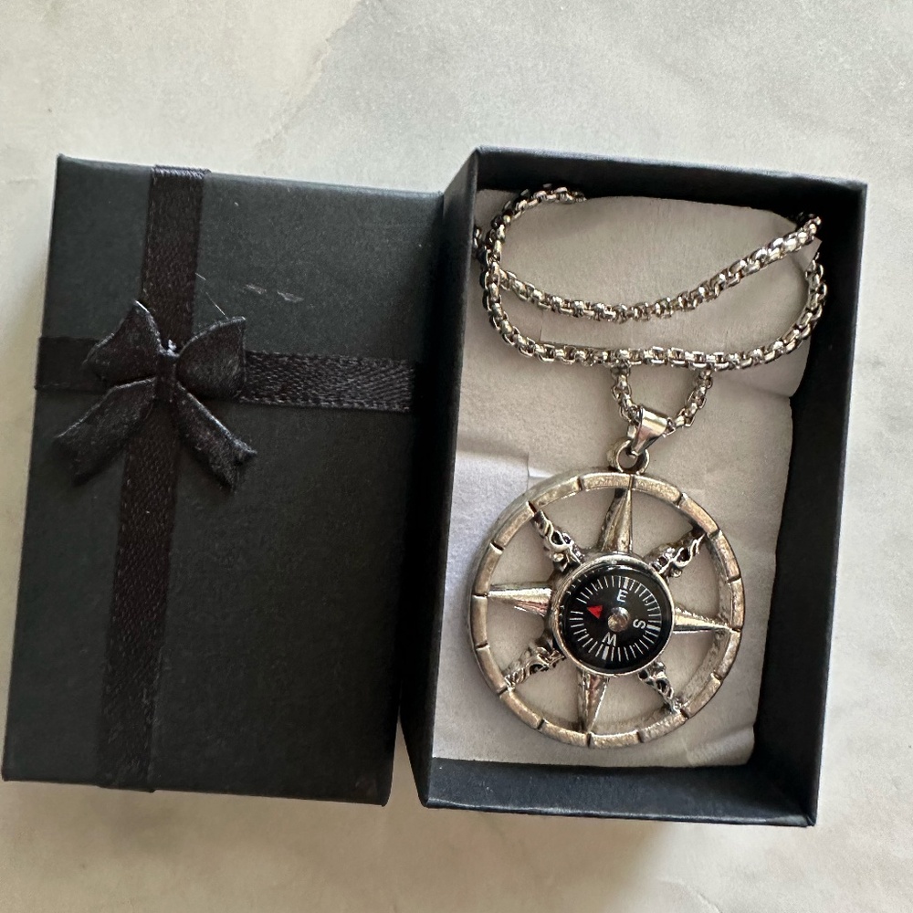 REAL working Compass Pendant Necklace, in GIFT BOX Casual Leisure Fashion